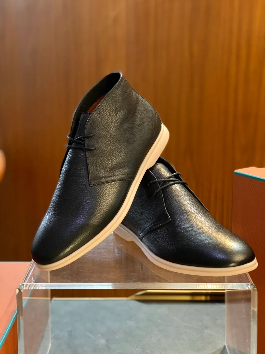 💰780 Loro Piana men's boots for autumn and winter ♞size; 39~46 The flexibility of first-layer cowhide returns to nature and feels the freedom and elegance in the city. A return to the original equestrian elegance aesthetics, Loro Piana is once again inspired by equestrianism this season, perfectly integrating freedom, elegance and functionality.